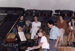 Prof. Lee Kum-Sing podczas lekcji z Magdaleną Blum w Filharmonii Wrocławskiej. W II rzędzie (trzecia od lewej) tłumaczka Izabela Abraszko.